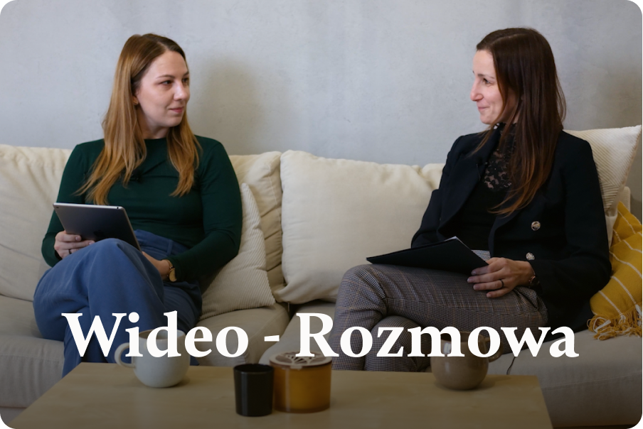 dwie kobiety rozmawiające ze sobą na sofie