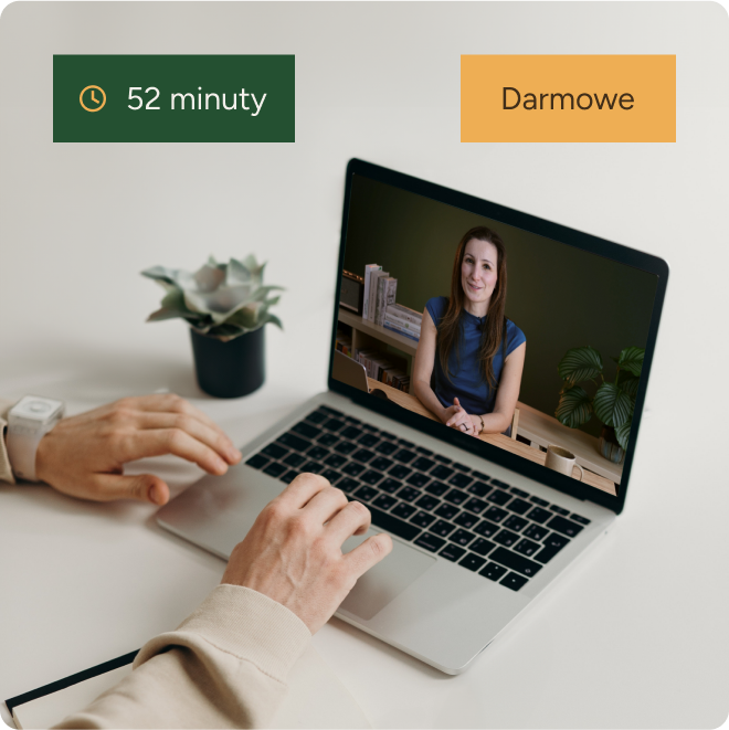 laptop z wyświetloną lekcją z kursu o wewnętrznym krytyku